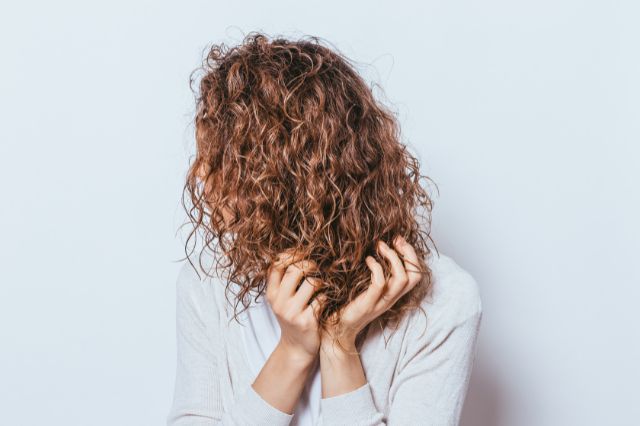 how to moisturize curly hair wig