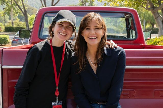 Jennifer garner smiling with her friend