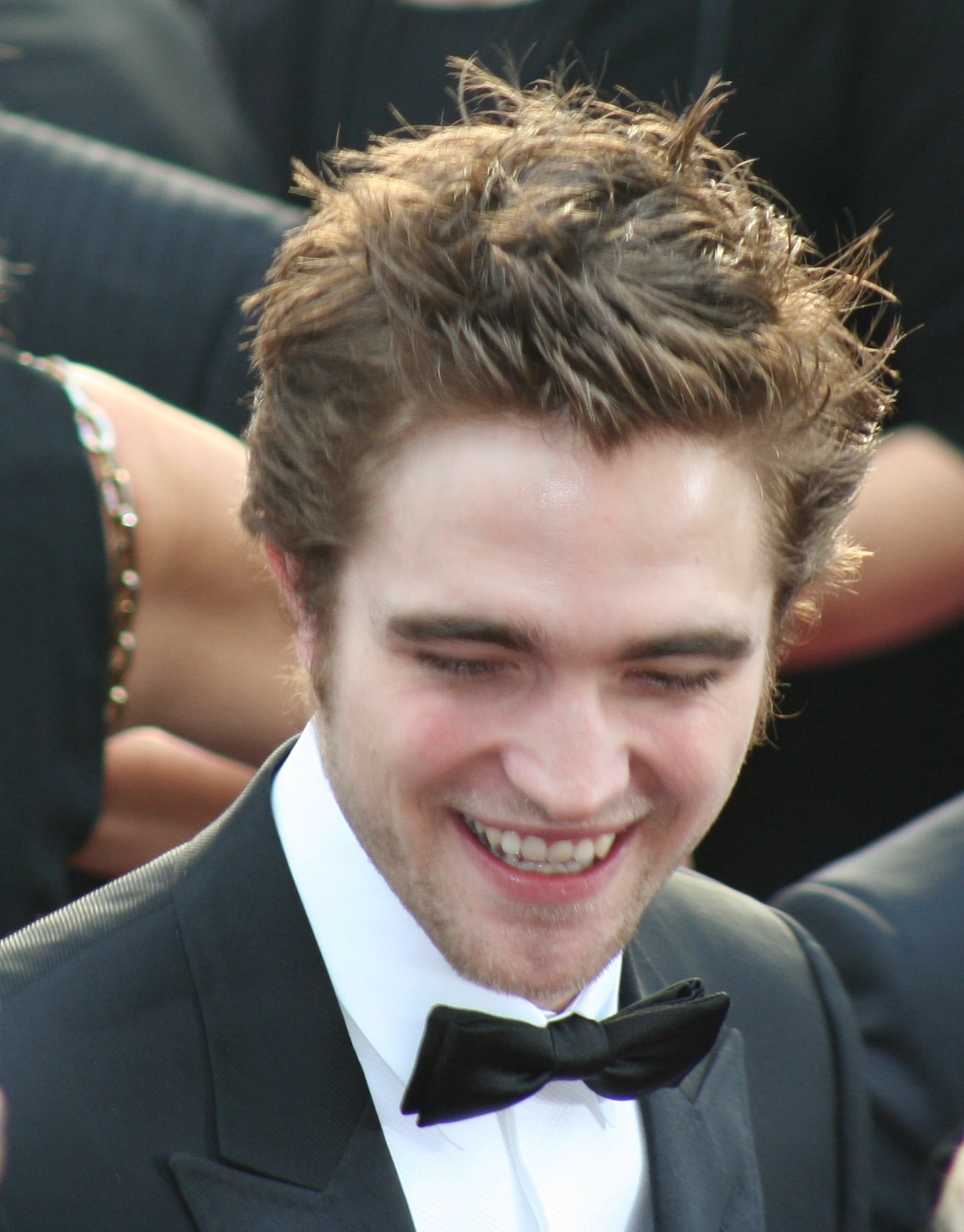 Robert Pattinson usa parrucche